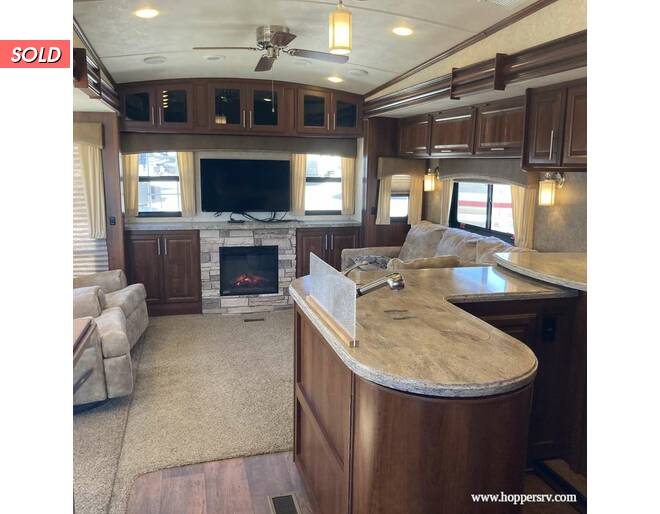 2014 Wildcat 327CK Fifth Wheel at Hopper RV STOCK# consignment 3 Photo 7