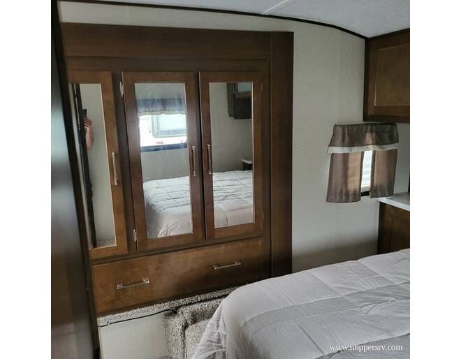 2019 Prime Time Crusader 337QBH Fifth Wheel at Hopper RV STOCK# 003093 Photo 15