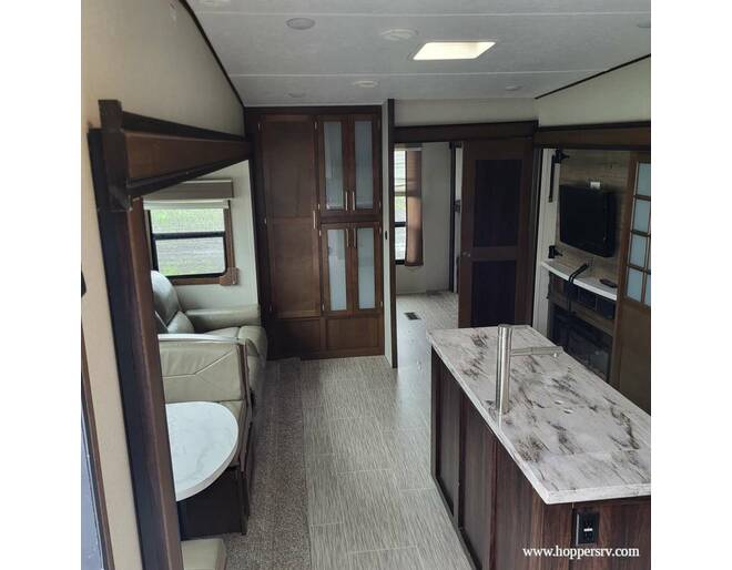 2019 Prime Time Crusader 337QBH Fifth Wheel at Hopper RV STOCK# 003093 Photo 7