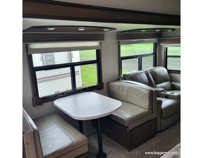 2019 Prime Time Crusader 337QBH Fifth Wheel at Hopper RV STOCK# 003093 Photo 11
