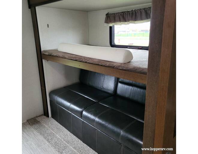 2019 Prime Time Crusader 337QBH Fifth Wheel at Hopper RV STOCK# 003093 Photo 13